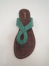 Gomax Women's 'Berdine-79' Keyhole Slip-on Sandals