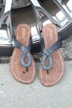 Gomax Women's 'Berdine-79' Keyhole Slip-on Sandals