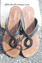 Gomax Women's 'Berdine-79' Keyhole Slip-on Sandals